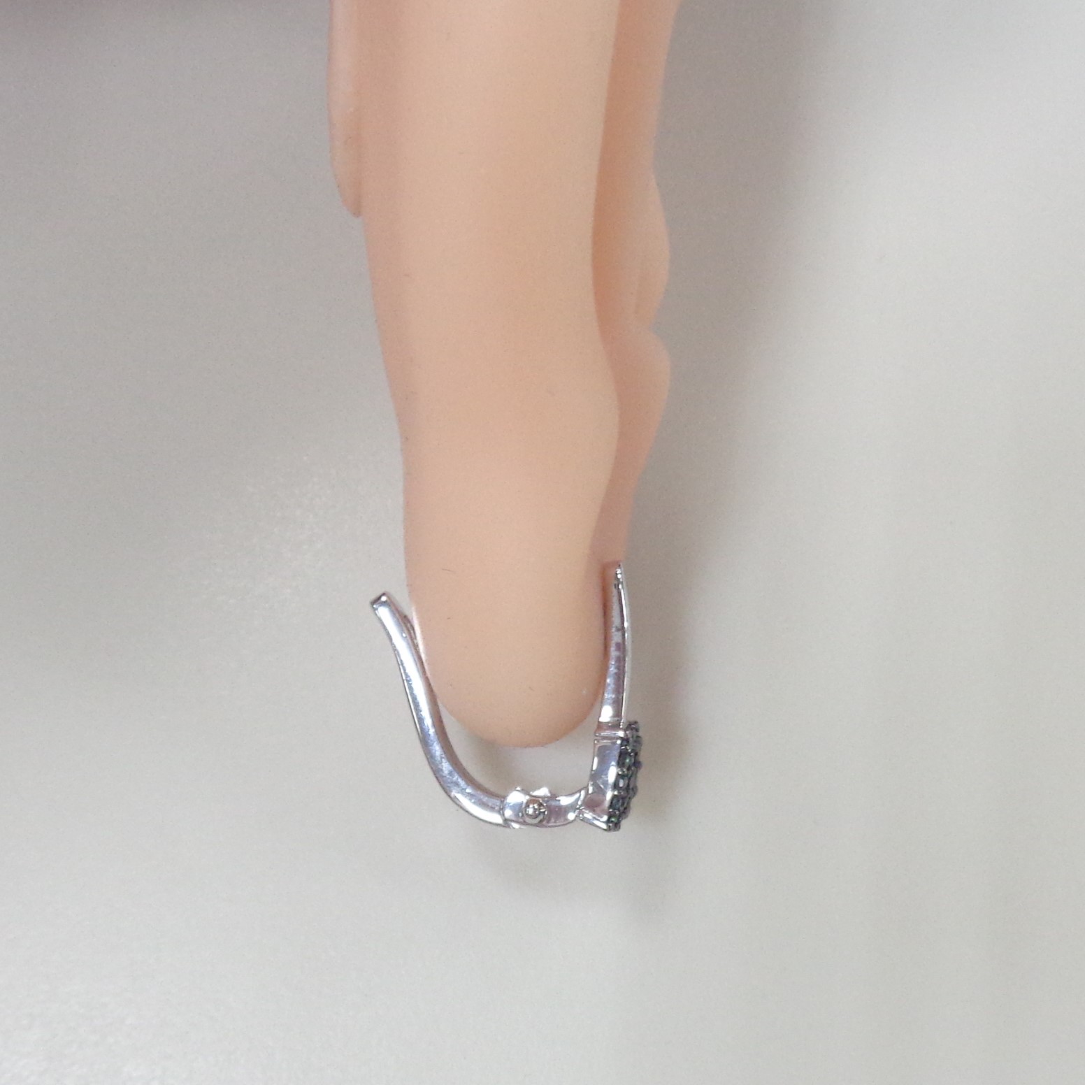 Серебряные серьги с зелеными бриллиантами